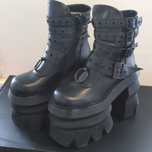 Never Sell Out Platform Boots - Picture 4 of 11